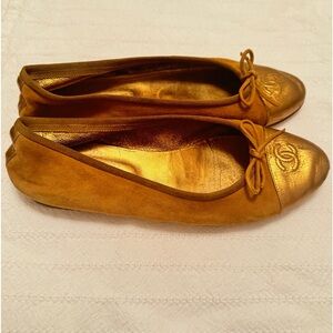 Chanel bow logo Ballet flats in Gold /Suede.